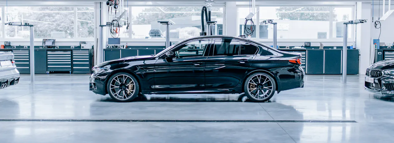 Voiture noire garée dans un garage