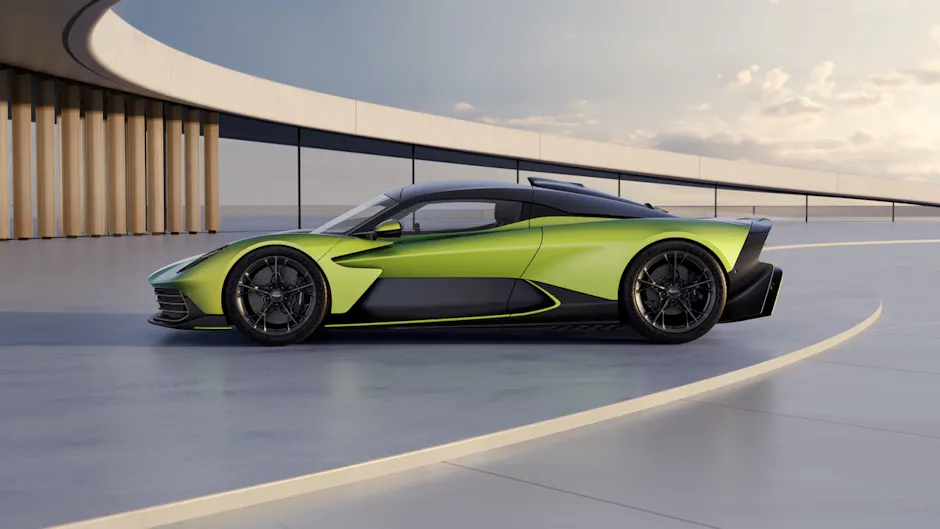 Aston Martin Valhalla verde dall'esterno