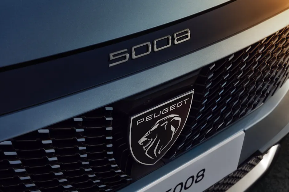 Nouvelle Peugeot E-3008 Logo sur la calandre