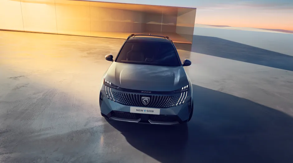 Nouvelle PEUGEOT E-5008 vue de face
