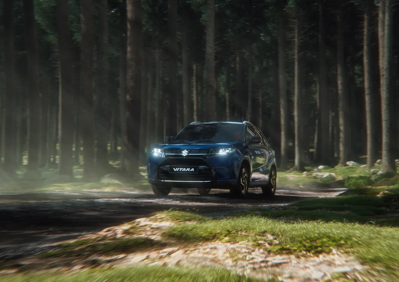 Nuova Suzuki Vitara alla guida nella foresta