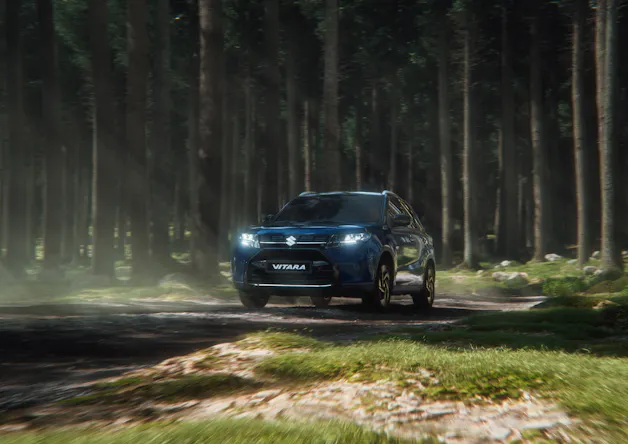 Nuova Suzuki Vitara alla guida nella foresta