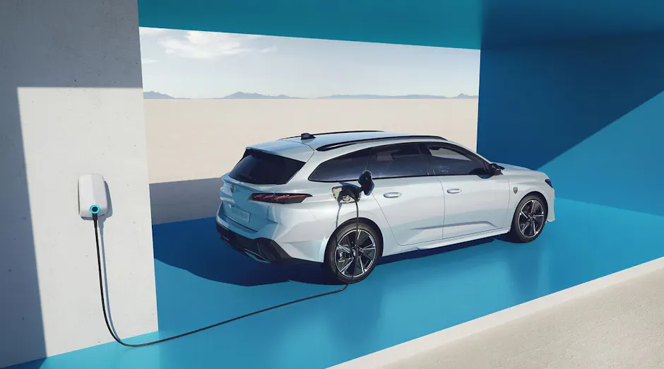 Peugeot E-308 SW in Weiss beim Laden