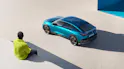 Peugeot 408 in Blau, Person in gelber Jacke schaut von oben auf das Auto