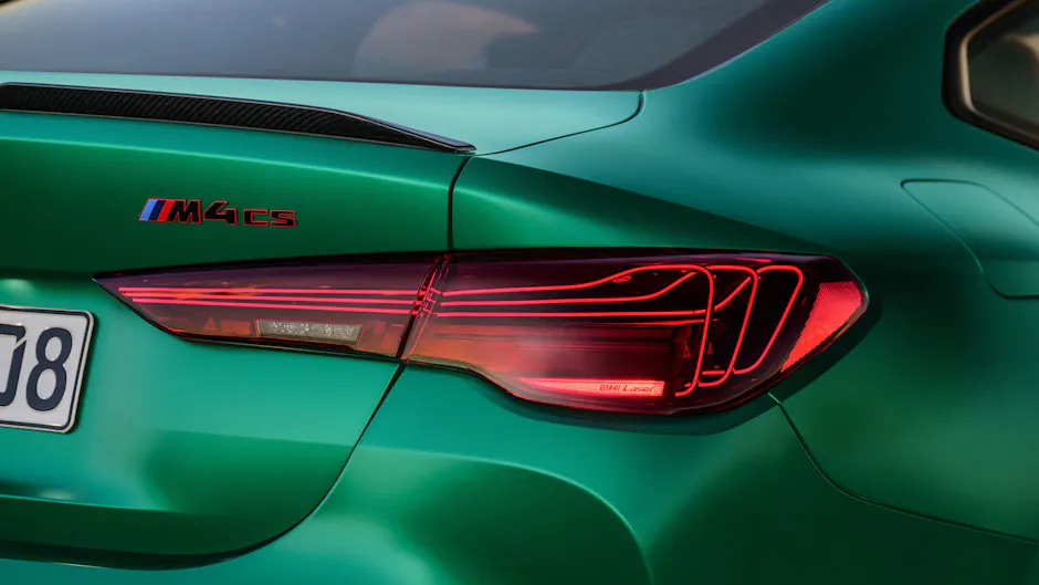 Primo piano del fanale posteriore della nuova BMW M4 CS in verde