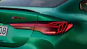 Primo piano del fanale posteriore della nuova BMW M4 CS in verde