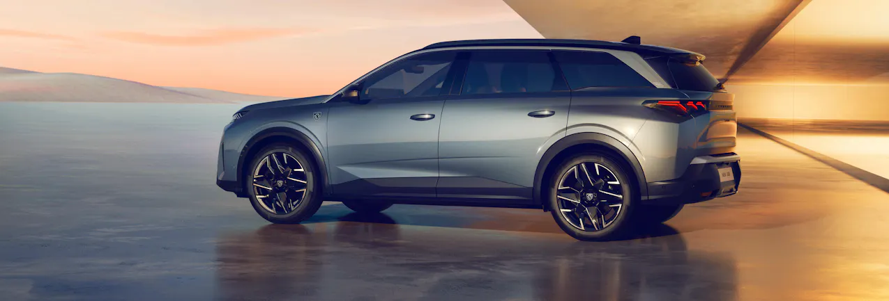 Peugeot 5008 in blu argento, bel cielo