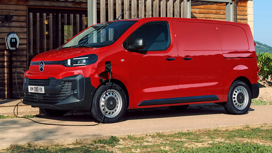 Roter Citroën ë-Jumpy an Ladesäule