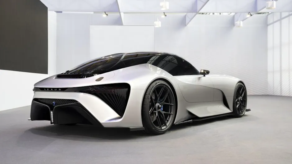 Lexus electrified von hinten in einem Showroom
