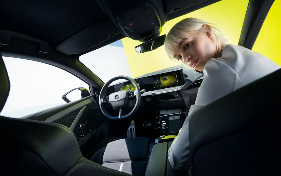 Opel Astra Sports Tourer GSe inside women