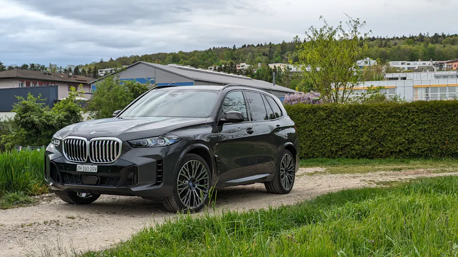 Schwarzer BMW X5 von aussen