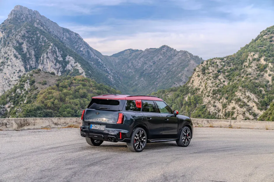 MINI John Cooper Works Countryman Aussenansicht auf der Strasse
