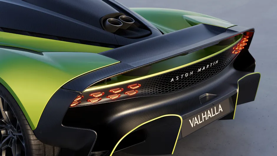 Aston Martin Valhalla in verde, posteriore in fibra di carbonio