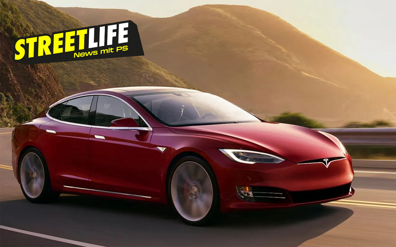 Roter Tesla von aussen