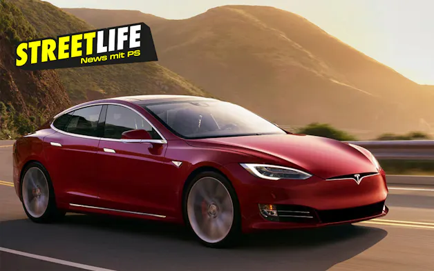 Roter Tesla von aussen
