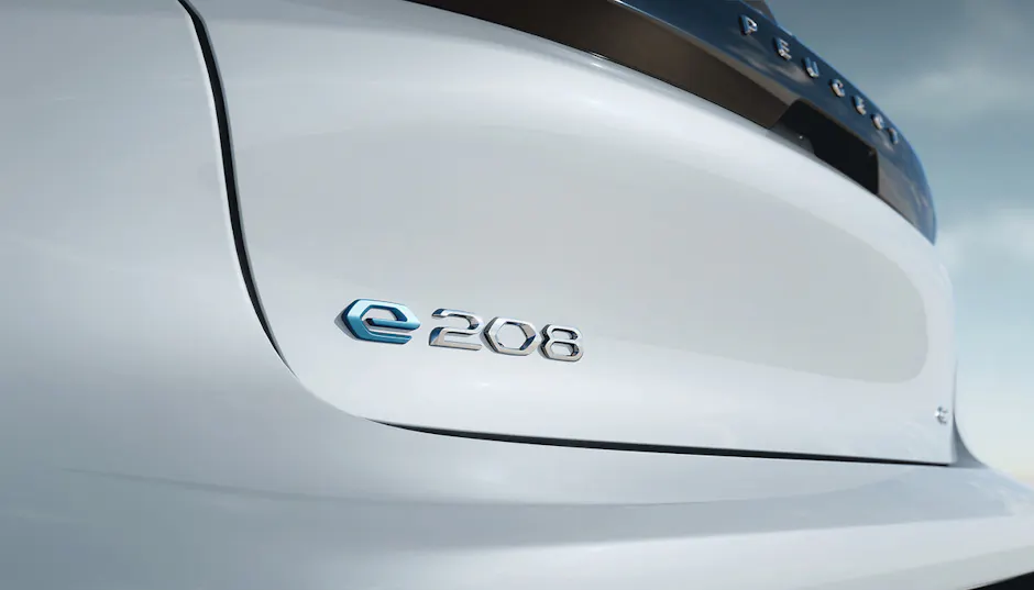 Peugeot E-208 en blanc vue de l'arrière
