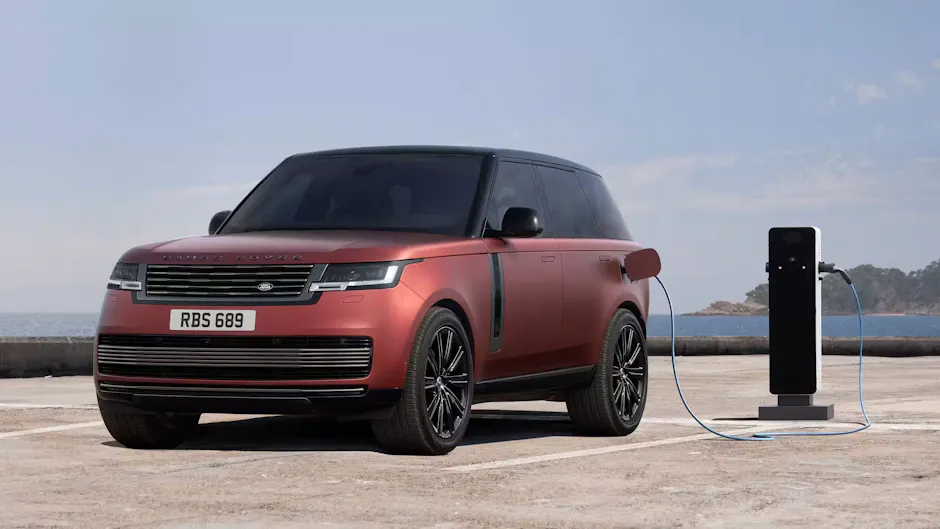 Range Rover in Rot während dem Laden