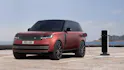 Range Rover in Rot während dem Laden