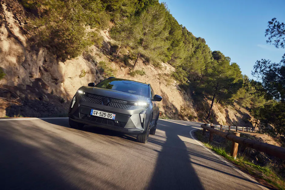 Le Scenic E-Tech 100% electric avec jusqu'à 220 ch sur une route de campagne