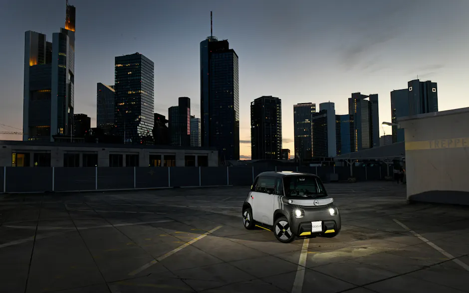 Opel Rocks Electric bei Dämmerung