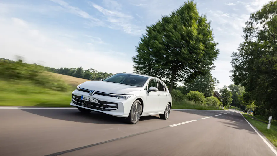 Weisser VW Golf von aussen