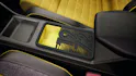 Console centrale d'une Renault 5 E-Tech jaune