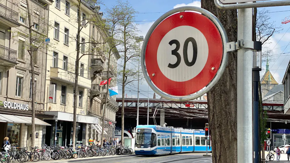 Cartello 30 km/h e un tram sullo sfondo