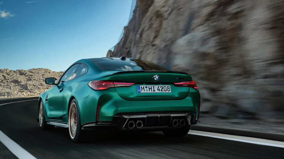 BMW M4 CS verde da dietro