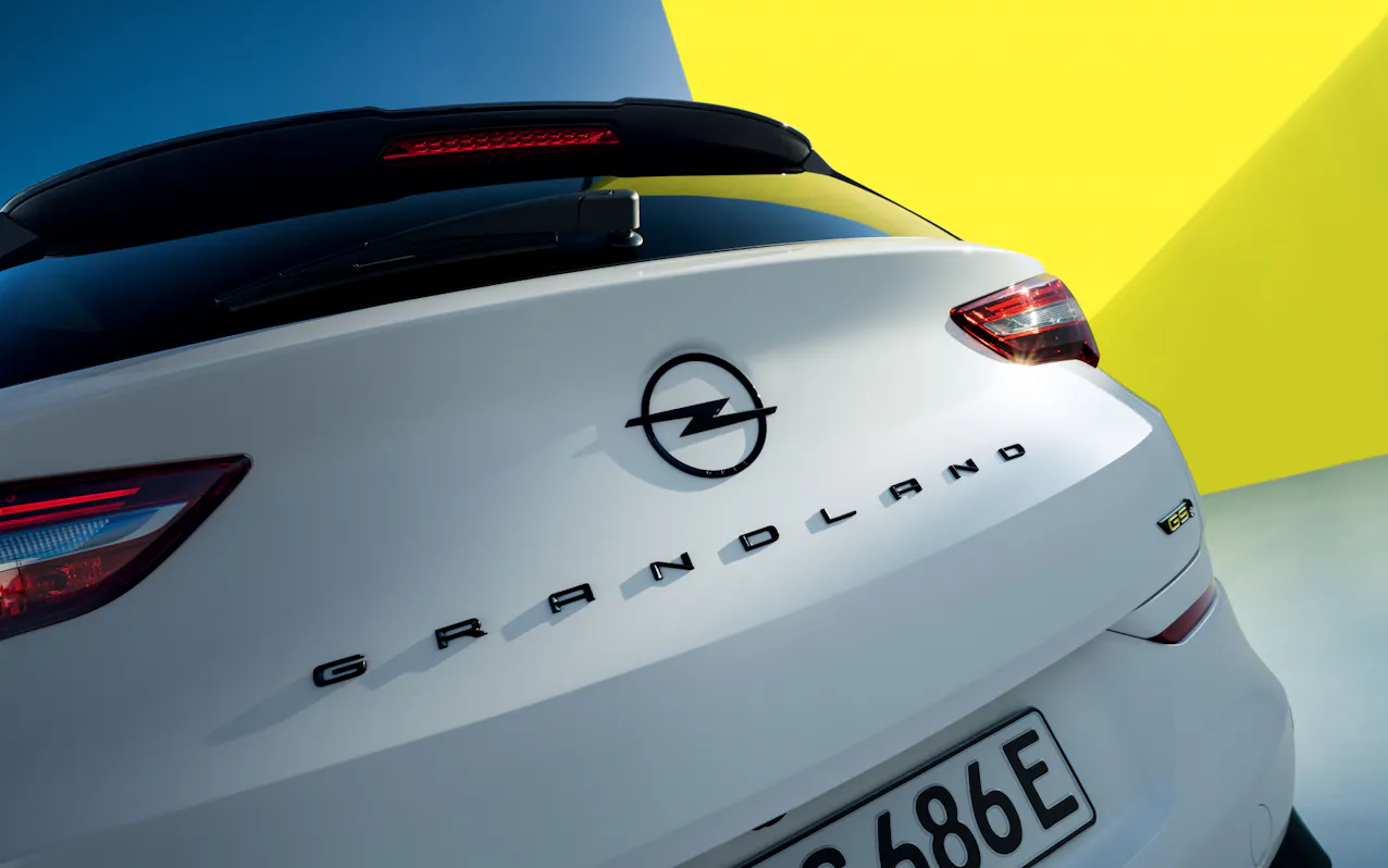 Opel Grandland SE en blanc de l'arrière