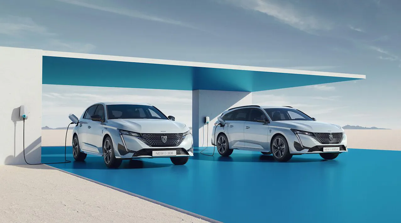 Nouvelle Peugeot E-308 en blanc et, à côté, nouvelle Peugeot E-308 SW, toutes deux au chargement