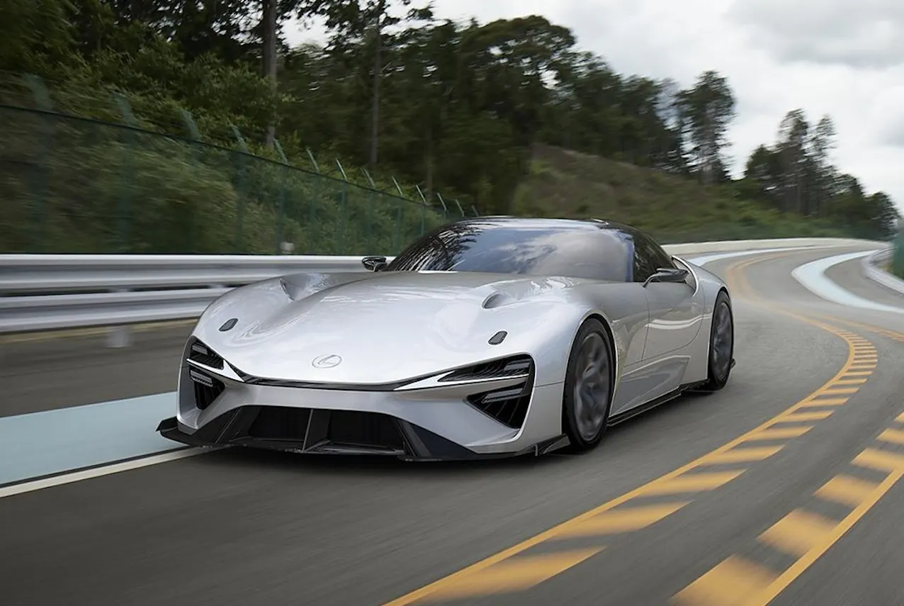 Lexus electrified von vorne, während der Fahrt