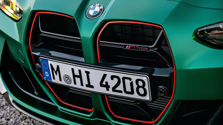 Primo piano della griglia del radiatore della nuova BMW M4 CS