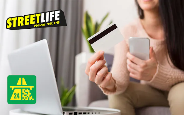 Donna paga qualcosa al computer con una carta di credito