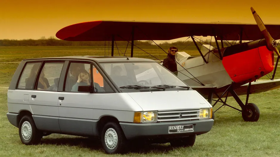 Renault Espace 2000 GTS en argent, en arrière-plan un biplan