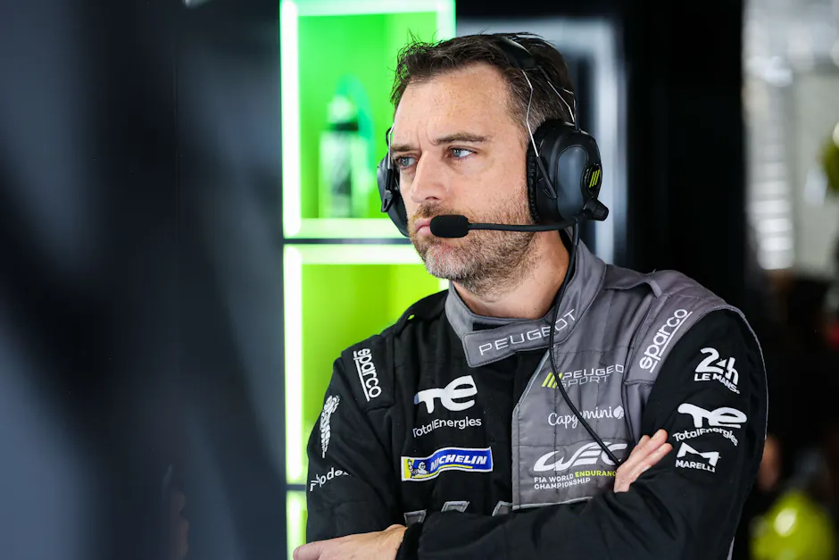 Un membro della squadra corse alla radio
