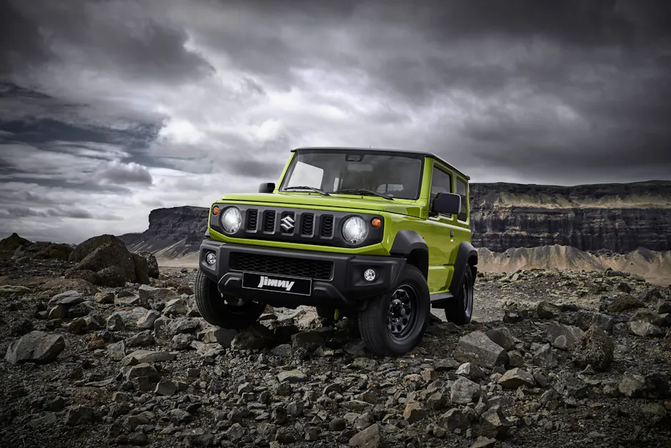 Suzuki Jimny: la compatta scalatrice giapponese è anche molto popolare tra il pubblico urbano e giovane. 