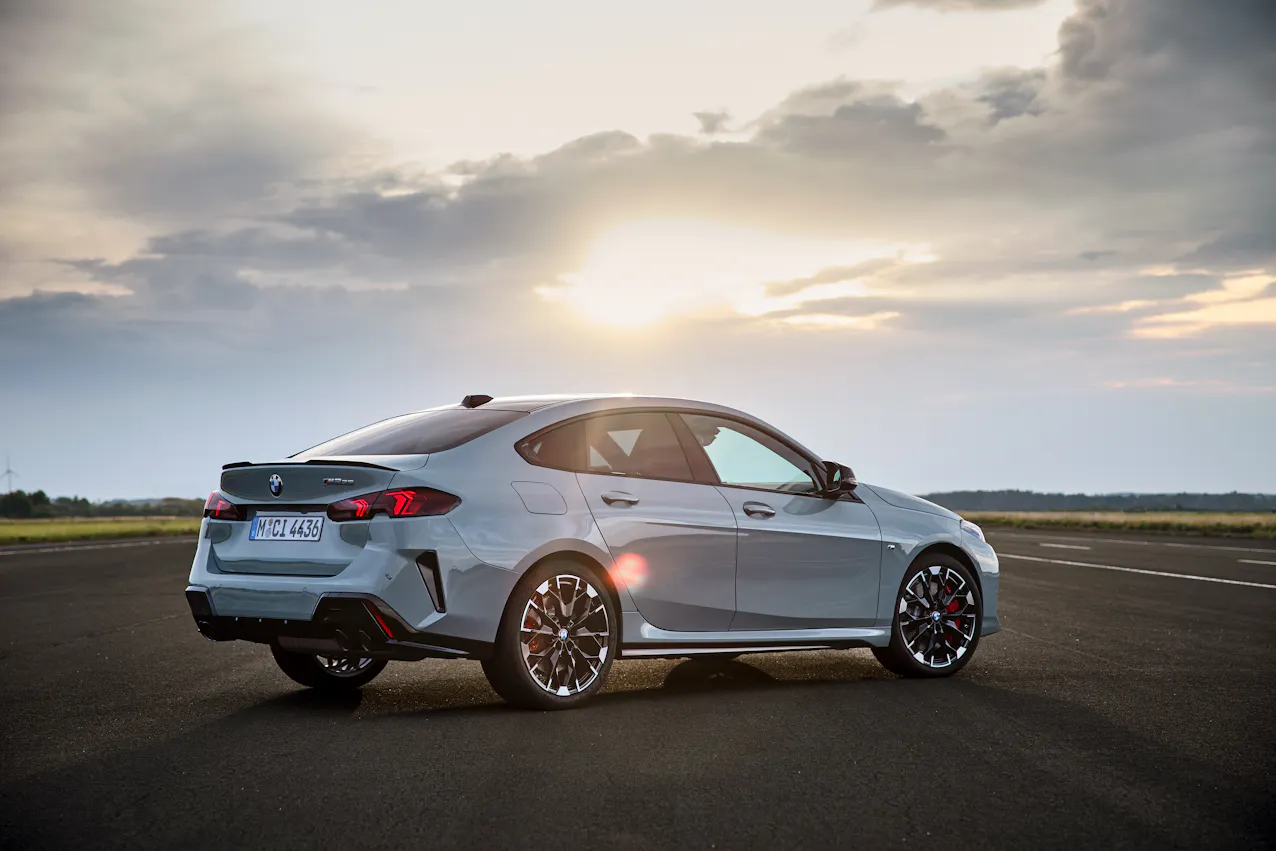 BMW M235 in grigio, tramonto sullo sfondo con le nuvole