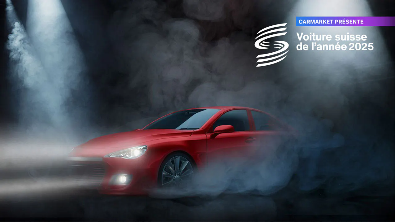 Voiture suisse de l'année présentée par Carmarket, voiture rouge dans la fumée