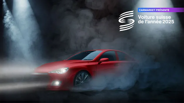 Voiture suisse de l'année présentée par Carmarket, voiture rouge dans la fumée