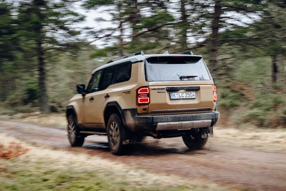 Toyota Land Cruiser vue arrière roulant en tout-terrain