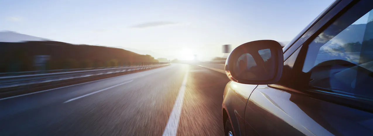 Seite eines fahrenden Autos mit Blick auf Horizon
