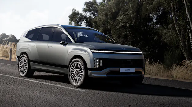 Nuova Hyundai IONIQ 9 alla guida su una strada di campagna