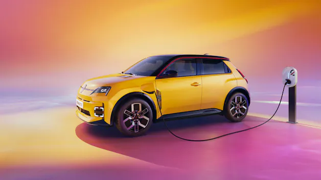 Renault 5 E-Tech gialla presso una stazione di ricarica