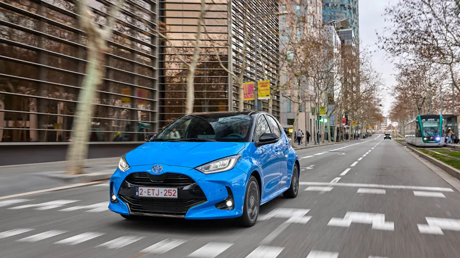 Blauer Toyota Yaris von aussen