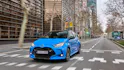 Blauer Toyota Yaris von aussen