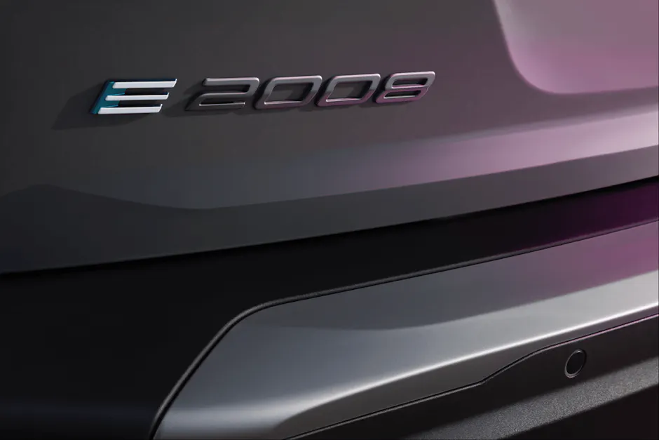 PEUGEOT e-2008 Gallery 9