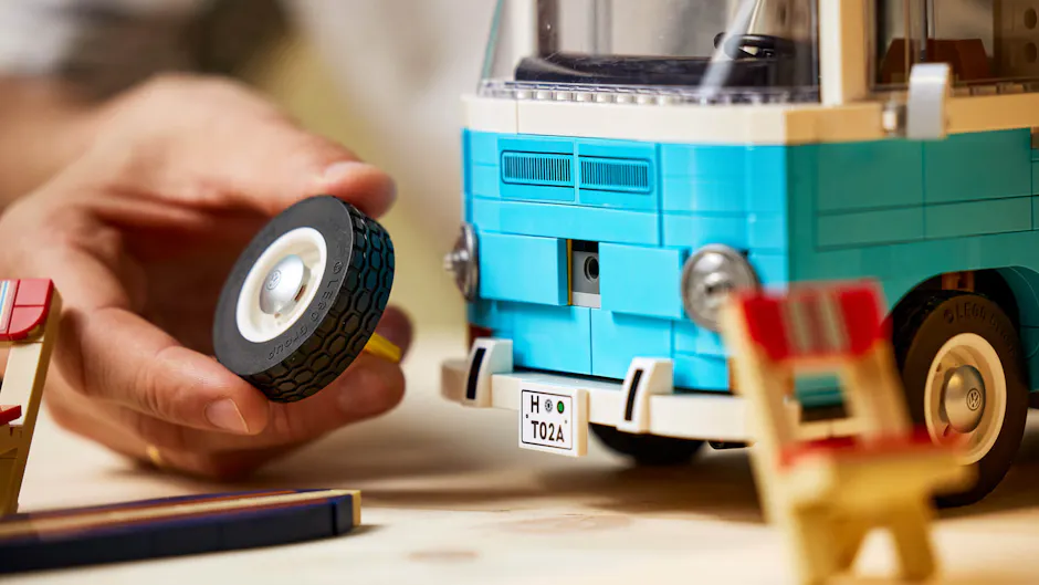 Furgone Lego azzurro, una mano assembla la macchina