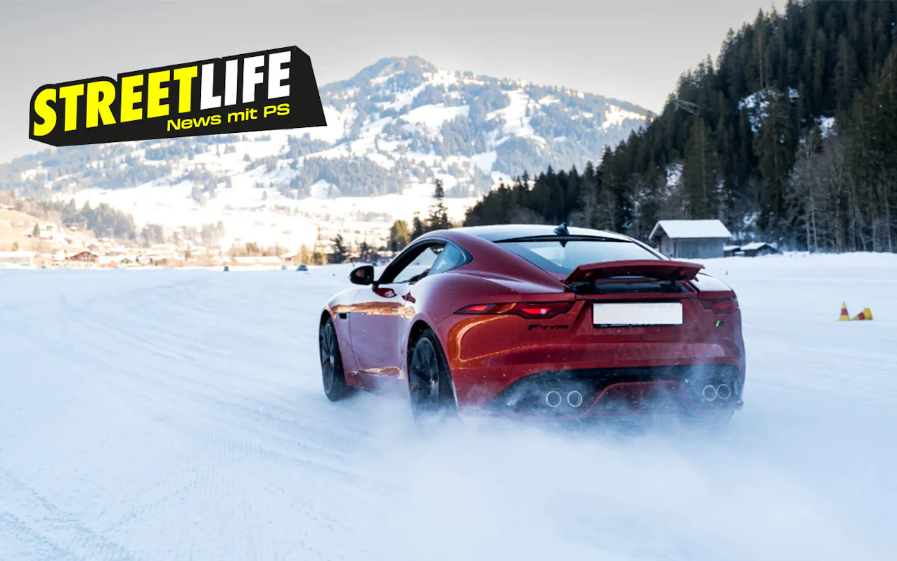 Auto rossa nella neve
