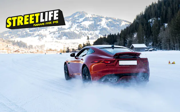 Auto rossa nella neve