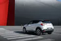 Weisser Mitsubishi ASX im Strassenverkehr